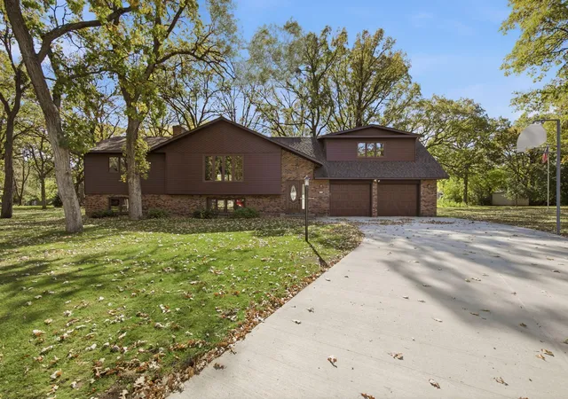 Photo 2 of Single family home for sale at 504 Greenview Ct, Sartell, MN 56377 | MLS# 7155090 | Listing updated on 2026-10-09