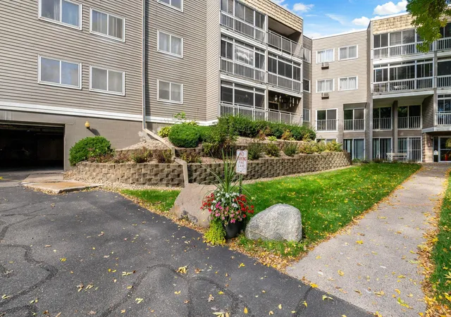 Photo 2 of Condo for sale at 135 Viking Dr E #117, Saint Paul, MN 55117 | MLS# 7155144 | Listing updated on 2026-10-07