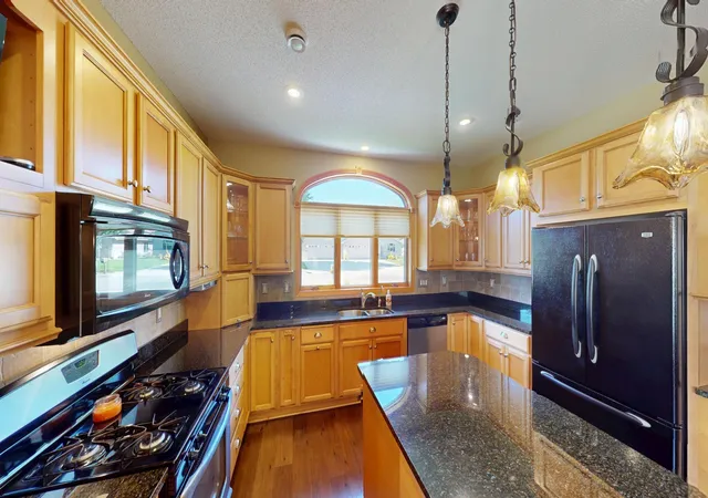 Photo 3 of Sale Pending at 1718 Hale Dr, Albert Lea, MN 56007 | MLS# 7155148 | Listing updated on 2026-10-14