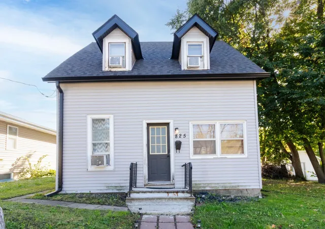 Single family home for sale at 825 W Clark St, Albert Lea, MN 56007 | MLS# 7155173