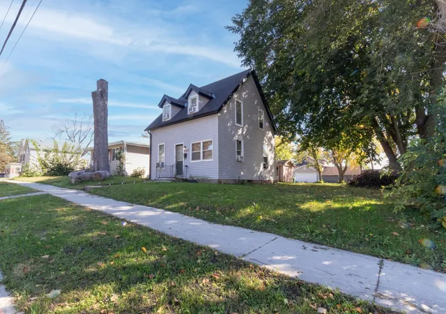 Photo 1 of Single family home for sale at 825 W Clark St, Albert Lea, MN 56007 | MLS# 7155173 | Listing updated on 2026-10-10