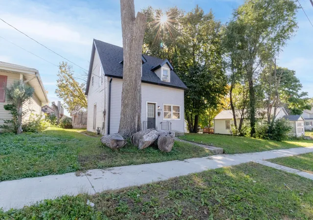 Photo 2 of Single family home for sale at 825 W Clark St, Albert Lea, MN 56007 | MLS# 7155173 | Listing updated on 2026-10-10