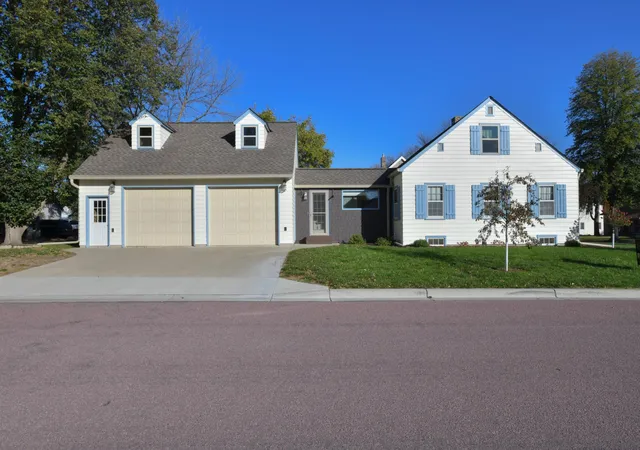 Photo 3 of Single family home for sale at 603 E 5th Street, Redwood Falls, MN 56283 | MLS# 7155198 | Listing updated on 2026-10-23