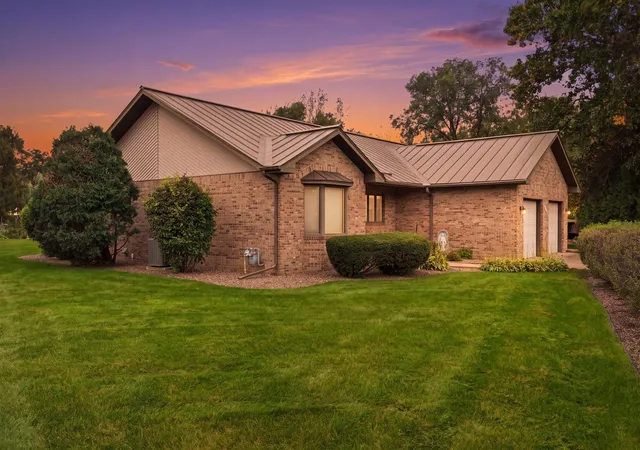 Photo 1 of Single family home for sale at 525 S 14th Street, La Crescent, MN 55947 | MLS# 7155252 | Listing updated on 2026-10-07