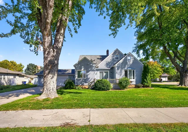 Photo 1 of Single family home for sale at 322 W Center St, Lake City, MN 55041 | MLS# 7155350 | Listing updated on 2026-10-08