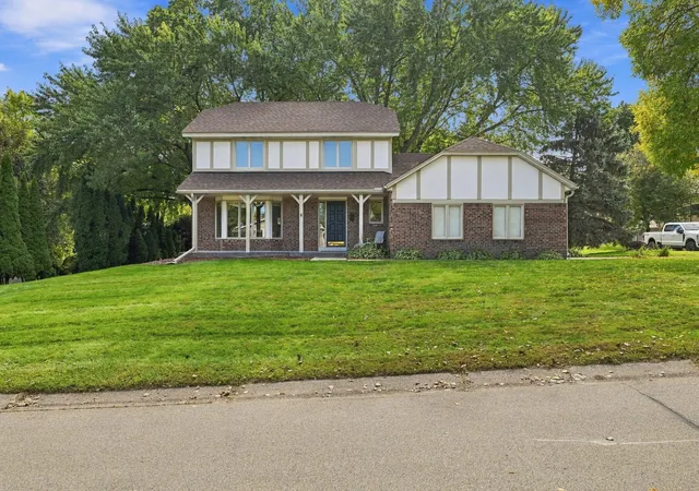 Photo 2 of Single family home for sale at 18731 Maple Leaf Dr, Eden Prairie, MN 55346 | MLS# 7155352 | Listing updated on 2026-10-09
