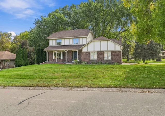 Photo 3 of Single family home for sale at 18731 Maple Leaf Dr, Eden Prairie, MN 55346 | MLS# 7155352 | Listing updated on 2026-10-22