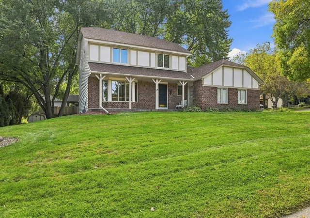 Photo 3 of Single family home for sale at 18731 Maple Leaf Dr, Eden Prairie, MN 55346 | MLS# 7155352 | Listing updated on 2026-10-09