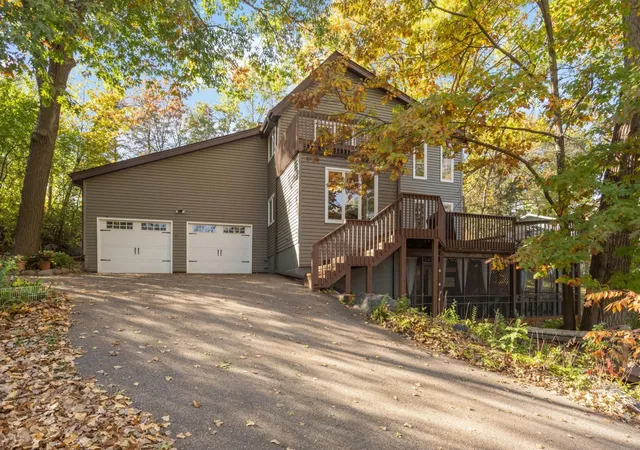 Photo 1 of Single family home for sale at 10294 Oak Shore Dr, Lakeville, MN 55044 | MLS# 7155374 | Listing updated on 2026-10-22