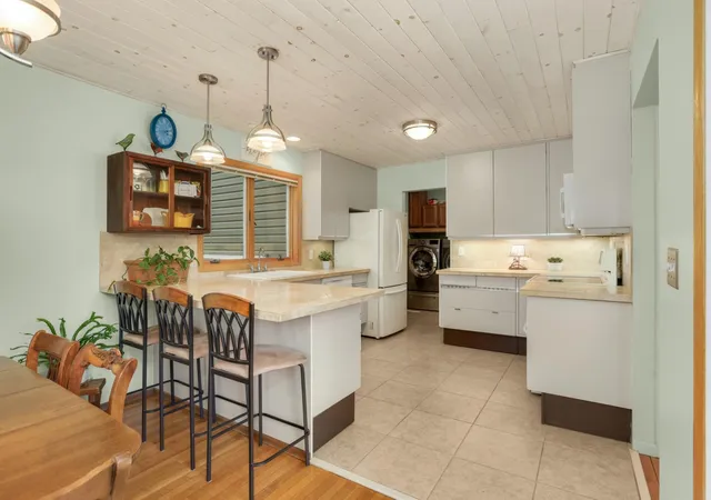 Photo 4 of Single family home for sale at 10294 Oak Shore Dr, Lakeville, MN 55044 | MLS# 7155374 | Listing updated on 2026-10-22