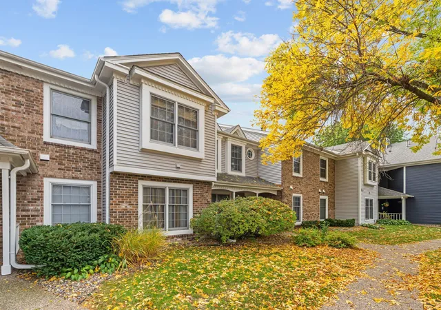 Listing Photo 3 - Condo for sale in building located at 10932 Quebec Ave S, Minneapolis, MN 55438