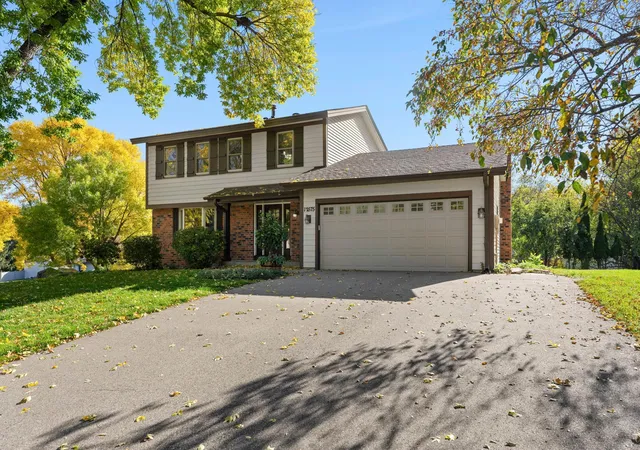 Photo 4 of Single family home for sale at 12575 Fescue Ct, Eden Prairie, MN 55347 | MLS# 7155404 | Listing updated on 2026-10-09