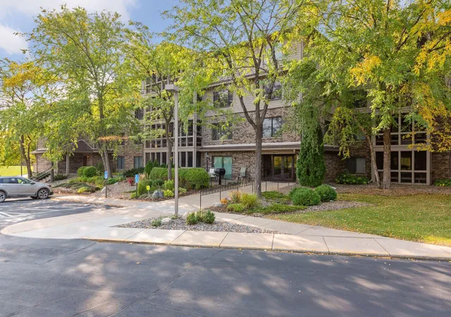 Listing Photo 5 - Condo for sale in building located at 3801 W 98th St, Bloomington, MN 55431 - Unit #208