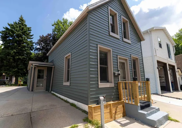 Photo 2 of Single family home for sale at 118 E Spring St, Mankato, MN 56001 | MLS# 7155562 | Listing updated on 2026-10-07