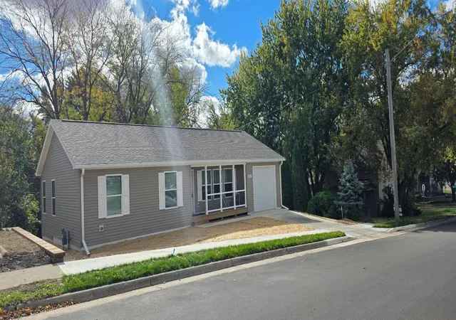 Photo 3 of Single family home for sale at 409 W Clark St, Albert Lea, MN 56007 | MLS# 7155608 | Listing updated on 2026-10-16
