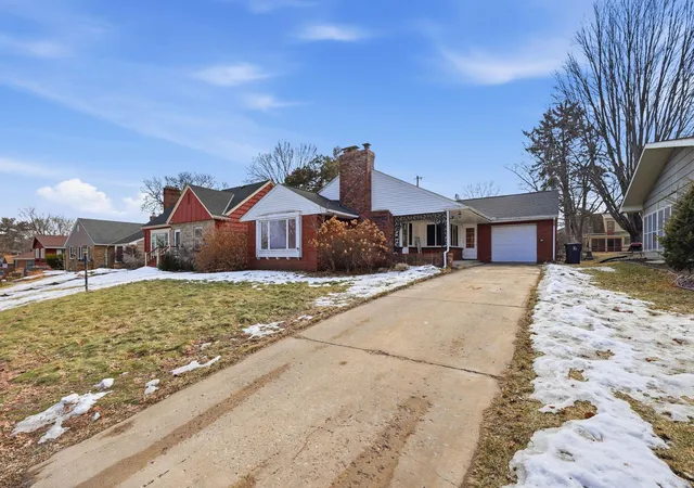 Photo 1 of Single family home for sale at 1030 Hyacinth Ave E, Saint Paul, MN 55106 | MLS# 7155611 | Listing updated on 2026-10-06