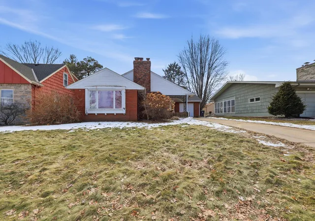 Photo 2 of Single family home for sale at 1030 Hyacinth Ave E, Saint Paul, MN 55106 | MLS# 7155611 | Listing updated on 2026-10-06