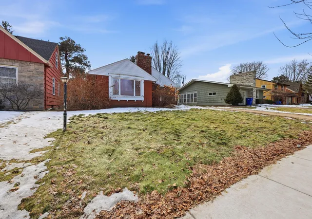 Photo 3 of Single family home for sale at 1030 Hyacinth Ave E, Saint Paul, MN 55106 | MLS# 7155611 | Listing updated on 2026-10-06