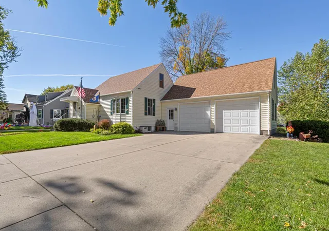 Photo 2 of Single family home for sale at 908 8th Avenue SW, Faribault, MN 55021 | MLS# 7155619 | Listing updated on 2026-10-09