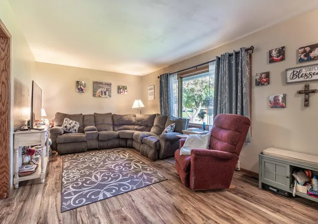 Photo 4 of Single family home for sale at 412 E Everett Ave, Fergus Falls, MN 56537 | MLS# 7155672 | Listing updated on 2026-10-10