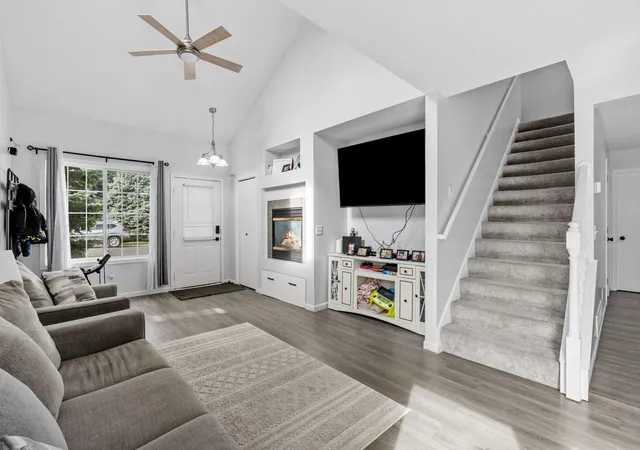 Photo 3 of Single family home for sale at 895 Ferdinand Dr, Shakopee, MN 55379 | MLS# 7155710 | Listing updated on 2026-10-16