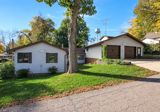 Photo 2 of Single family home for sale at 124 E Saint Paul St, Darwin, MN 55324 | MLS# 7155862 | Listing updated on 2026-10-07