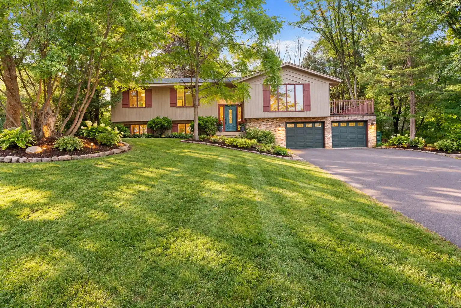 Photo 1 of Single family home for sale at 5905 Country Clb Rd, Excelsior, MN 55331 | MLS# 7155943 | Listing updated on 2026-10-26