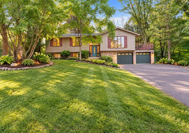 Photo 1 of Single family home for sale at 5905 Country Clb Rd, Excelsior, MN 55331 | MLS# 7155943 | Listing updated on 2026-10-17