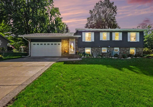 Photo 2 of Single family home for sale at 8227 76th Street S, Cottage Grove, MN 55016 | MLS# 7155964 | Listing updated on 2026-10-08