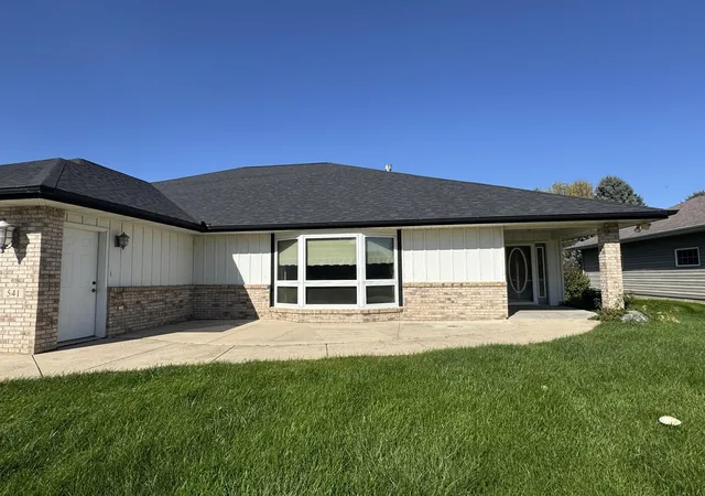 Photo 2 of Single family home for sale at 541 Southport Dr, Fairmont, MN 56031 | MLS# 7156003 | Listing updated on 2026-10-10