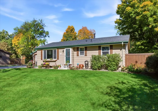 Photo 2 of Single family home for sale at 6816 Casey Pkwy, Prior Lake, MN 55372 | MLS# 7156023 | Listing updated on 2026-10-21
