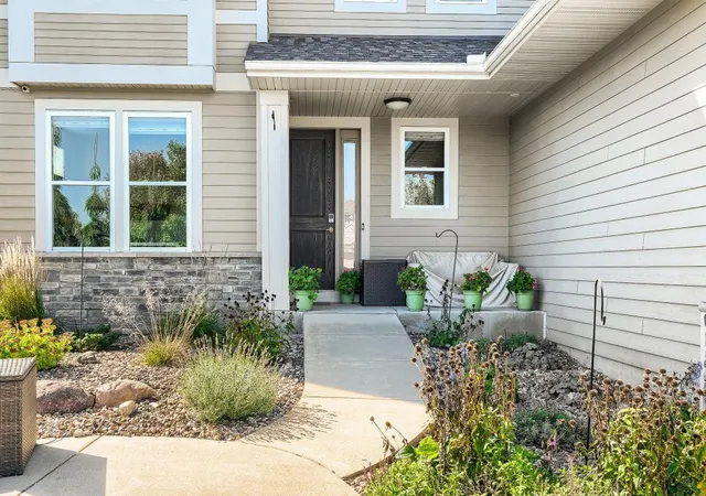 Photo 3 of Single family home for sale at 5915 Edgewater Dr, Savage, MN 55378 | MLS# 7156092 | Listing updated on 2026-10-09