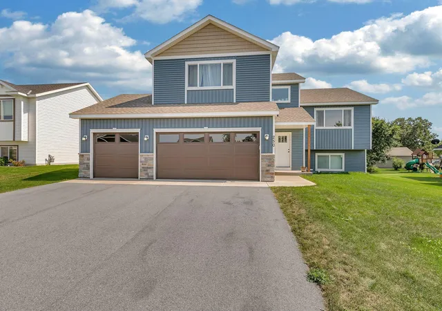 Photo 1 of Single family home for sale at 250 29th Avenue SE, Saint Cloud, MN 56304 | MLS# 7156117 | Listing updated on 2026-10-07