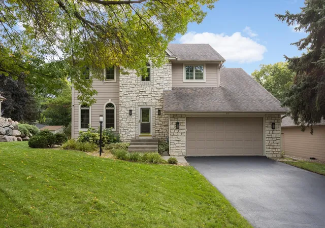 Photo 1 of Single family home for sale at 31 Marcin Hl, Burnsville, MN 55337 | MLS# 7156149 | Listing updated on 2026-10-08