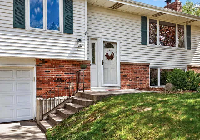 Photo 2 of Single family home for sale at 11213 River Hills Dr, Burnsville, MN 55337 | MLS# 7156152 | Listing updated on 2026-10-09