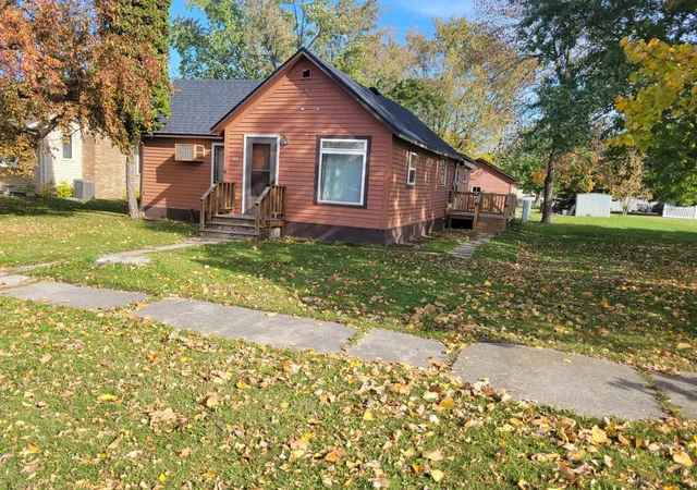 Photo 1 of Single family home for sale at 614 S Douglas Ave, Hallock, MN 56728 | MLS# 7156224 | Listing updated on 2026-10-08
