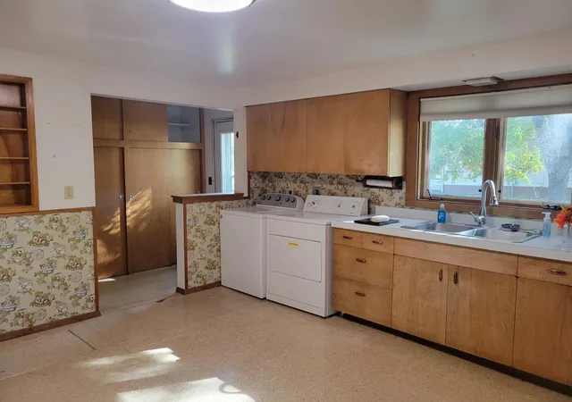 Photo 3 of Single family home for sale at 614 S Douglas Ave, Hallock, MN 56728 | MLS# 7156224 | Listing updated on 2026-10-08