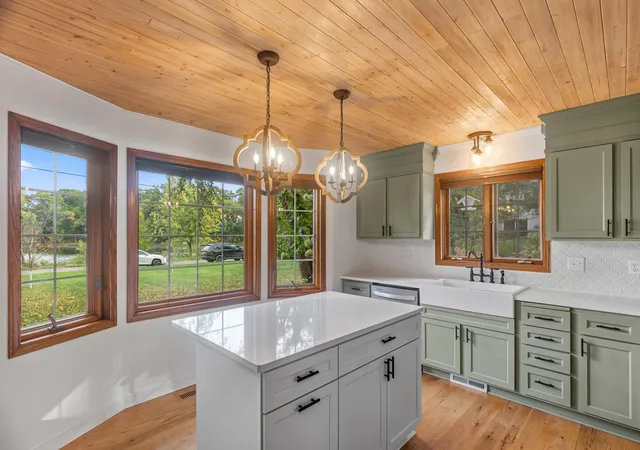 Photo 3 of Single family home for sale at 202 Robert St, Saint Paul, MN 55115 | MLS# 7156247 | Listing updated on 2026-10-09