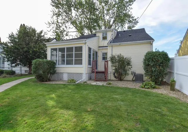 Photo 4 of Single family home for sale at 2123 Fairway Dr NE, Minneapolis, MN 55421 | MLS# 7156254 | Listing updated on 2026-10-09