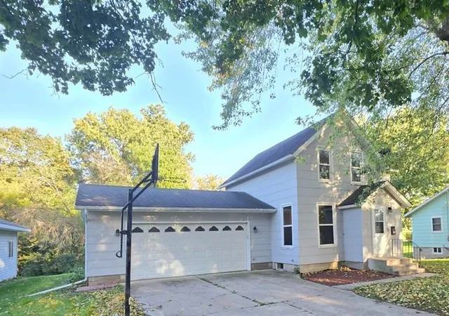 Photo 1 of Sale Pending at 207 Willow Ave, Owatonna, MN 55060 | MLS# 7156345 | Listing updated on 2026-10-15