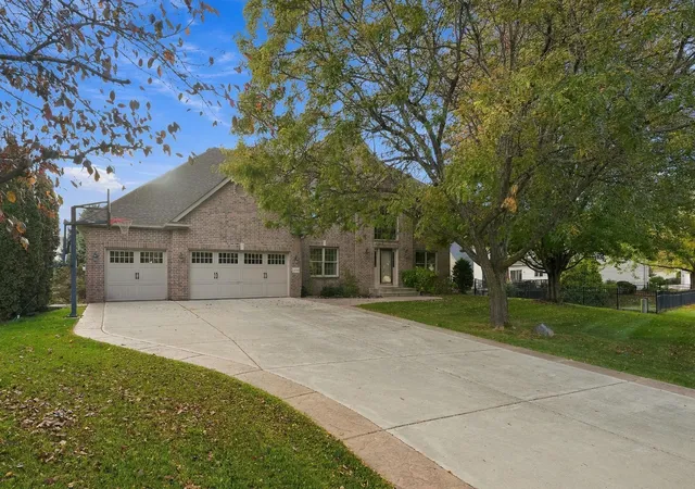 Photo 1 of Single family home for sale at 1400 Larkspur Dr, Saint Paul, MN 55129 | MLS# 7156416 | Listing updated on 2026-10-15