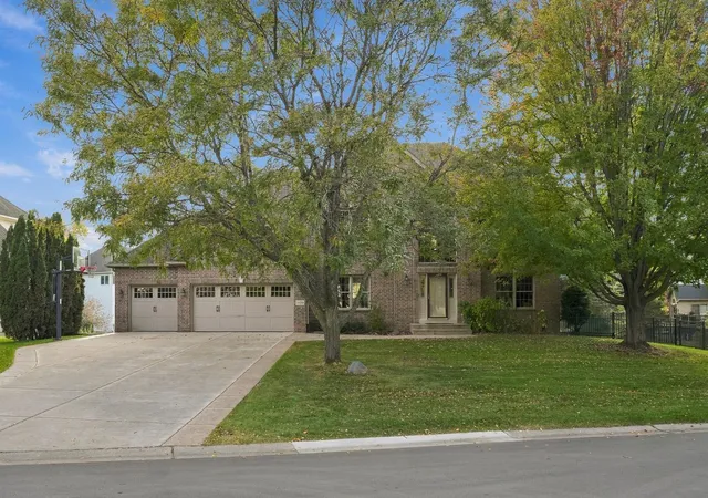 Photo 2 of Single family home for sale at 1400 Larkspur Dr, Saint Paul, MN 55129 | MLS# 7156416 | Listing updated on 2026-10-15