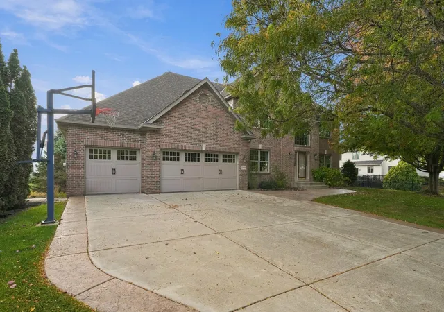 Photo 3 of Single family home for sale at 1400 Larkspur Dr, Saint Paul, MN 55129 | MLS# 7156416 | Listing updated on 2026-10-15