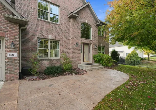 Photo 3 of Single family home for sale at 1400 Larkspur Dr, Saint Paul, MN 55129 | MLS# 7156416 | Listing updated on 2026-10-15