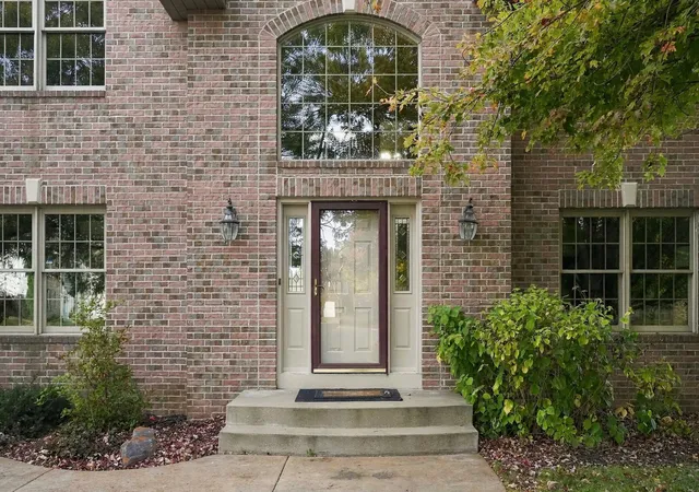 Photo 4 of Single family home for sale at 1400 Larkspur Dr, Saint Paul, MN 55129 | MLS# 7156416 | Listing updated on 2026-10-15