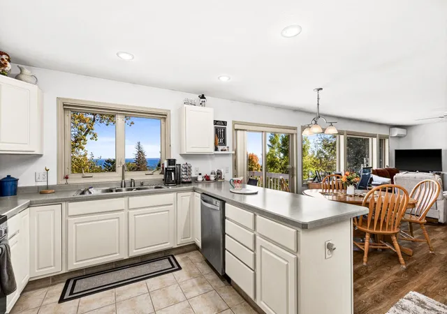 Listing Photo 4 - Condo for sale in building located at 1424 E Skyline Pkwy, Duluth, MN 55805