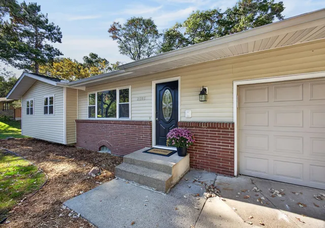 Photo 1 of Single family home for sale at 2555 Holly St S, Cambridge, MN 55008 | MLS# 7156439 | Listing updated on 2026-10-09