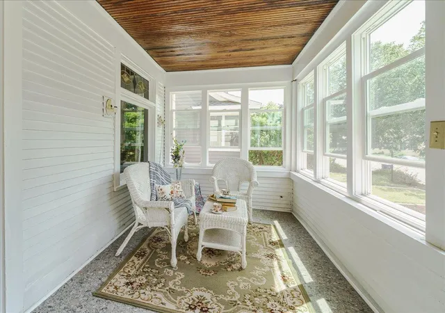 Photo 2 of Single family home for sale at 1263 Minnehaha Ave W, Saint Paul, MN 55104 | MLS# 7156485 | Listing updated on 2026-10-08