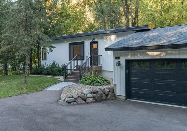 Photo 2 of Single family home for sale at 933 Thompson Ravine Rd, Mankato, MN 56001 | MLS# 7156504 | Listing updated on 2026-10-08
