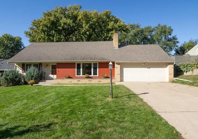 Single family home for sale at 33 Hilltop Ln, Saint Paul, MN 55116 | MLS# 7156510